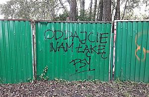 "Oddajcie łąkę - psy". Spór na Wawrzyszewie trwa