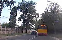 Na podwójnej ciągłej. Tak się jeździ po Warszawie