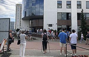 Chcesz głosować, stój w kolejce. "To jakaś paranoja"