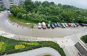 Rwąca rzeka na Chrzanowie. Ulica świeżo po remoncie