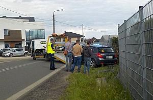 Samochód wypadł z drogi na Cieślewskich. "Kobieta była zszokowana"
