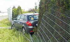 Samochód wypadł z drogi na Cieślewskich. "Kobieta była zszokowana"