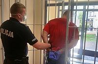 Agresja na Osiedlu Młodych. Zniszczył drzwi, groził podpaleniem