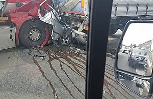 Osobówka zgnieciona przez tiry. Kierowca nie żyje