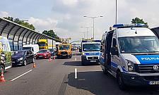 Osobówka zgnieciona przez tiry. Kierowca nie żyje