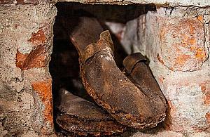 Niezwykłe znalezisko na Woli. Buty ukryte w ścianie