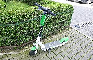 Hulajnogą po Radzymińskiej. Uszkodził samochód policjanta