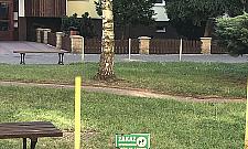 Obrzucił petardami psa i właścicielkę. "Z kundlem nie wolno wchodzić na trawę"