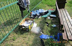 Ważne dokumenty na placu zabaw. Skąd się tam wzięły?