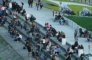 "Policja dobrze wie, że ludzie przychodzą tam pić". Na Bulwarach trwa impreza