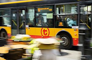 "Autobusy pełne i wieczne spóźnione. Walka z wirusem to śmiech i żenada"