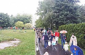 Trudny początek roku w przedszkolach. Ogromne kolejki przed wejściem