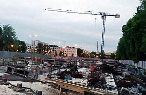 Rozgrzebana budowa przy stacji metra. Dwa hotele nadal aktualne?