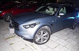 Przyłapany na gorącym uczynku. Bezczelna kradzież na parkingu