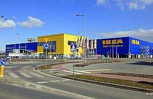 Chcą grupowo wejść do sklepu IKEA bez maseczek. O co chodzi?