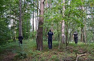 GPS zawiódł. Policjanci ratowali rowerzystę pośród bagien
