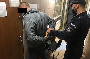 Nietypowe zgłoszenie z Mrówczej. Włamywacz utknął na dachu domu