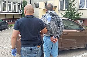 Wtargnęli oknem do mieszkania. Pobili i okradli emerytkę