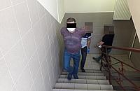 Sąsiedzi wezwali policję, strażacy wyważyli drzwi. "Słychać było krzyki i płacz"