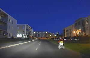 Wózkiem po zmroku wśród samochodów. "Ekstremalna głupota"