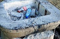 Śmieci spalone na grillu. Plażowanie na Białołęce