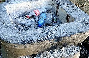 Śmieci spalone na grillu. Plażowanie na Białołęce