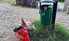 Śmieci spalone na grillu. Plażowanie na Białołęce