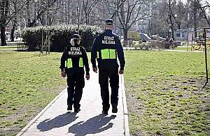 Dwóch nastolatków spędziło noc na ławce w parku Olszyna