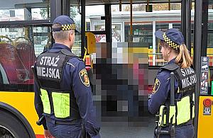 Jechał autobusem w szlafroku i kapciach. Kierowca wezwał straż miejską