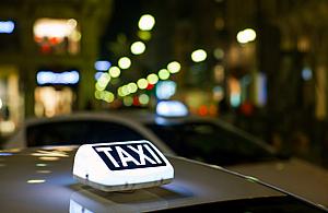 Taksówkarz gonił klienta. Policjanci okazali zaskakującą pomoc