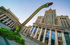 Lata 90. wróciły? Gumowe dinozaury w centrum miasta