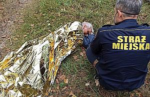 Pomogli rowerzyście. "Leżał nieopodal mostu"