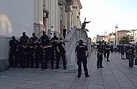 Do radiowozu za krzywe spojrzenie. "Czego się pukasz w głowę, lamusie?"