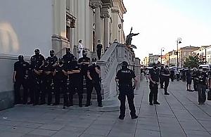 Do radiowozu za krzywe spojrzenie. "Czego się pukasz w głowę, lamusie?"