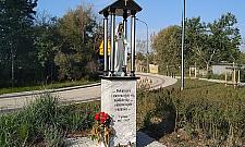 Kapliczki znów stoją przy Wale. "Kiczowate kopie"