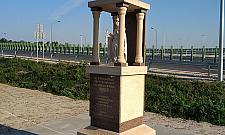 Kapliczki znów stoją przy Wale. "Kiczowate kopie"