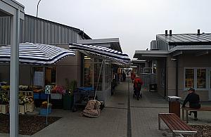 Bazar miał być wizytówką Falenicy. Kosztowna kompromitacja pełna niedoróbek