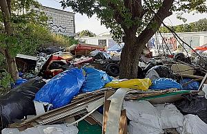 Podjeżdżają, wyrzucają. "Góra śmieci rośnie w zastraszającym tempie"