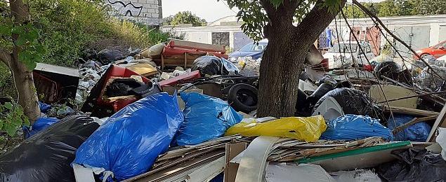 Podjeżdżają, wyrzucają. "Góra śmieci rośnie w zastraszającym tempie"
