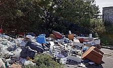 Podjeżdżają, wyrzucają. "Góra śmieci rośnie w zastraszającym tempie"