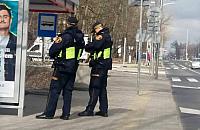 Pijana matka z dzieckiem na przystanku. Zainterweniowa� przechodzie�