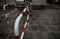 Kto nie lubi rowerzystów? Droga z Targówka zablokowana