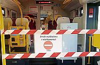 Pasażerowie tłoczą się w pociągach. "Taśmy ograniczają dostępną przestrzeń"