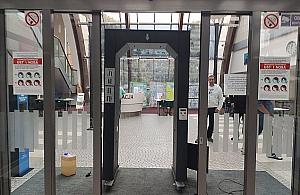 Bramki niszczą wirusa? Urząd testuje nowe rozwiązanie