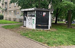 Blaszak przy Żeromskiego nie do zdarcia. "Ręce opadają"