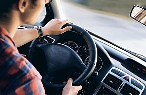 Kierowcy rezygnują, klienci płacą więcej. Uber w tarapatach?