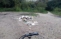 Kilogramy śmieci luzem na ścieżce. Niespotykana reakcja mieszkanki Białołęki