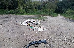 Kilogramy śmieci luzem na ścieżce. Niespotykana reakcja mieszkanki Białołęki