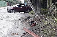 Z impetem wpadł na ogrodzenie i przewrócił słup. "Troszku wypił przy subotie"