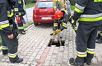 Akcja strażaków na Jelonkach. Auto niemal.. zapadło się pod ziemię